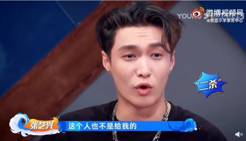 张艺兴|《街舞4》张艺兴为了瞒着新队长“节目套路”,开启战术性喝水