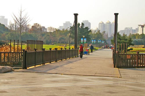 上海“巨无霸”公园，采用“古新结合”手法，沟通老上海和新上海