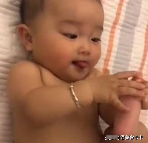 脚丫|宝宝偷吃脚丫被妈妈发现,妈妈问好不好吃,宝宝的反应妈妈笑喷