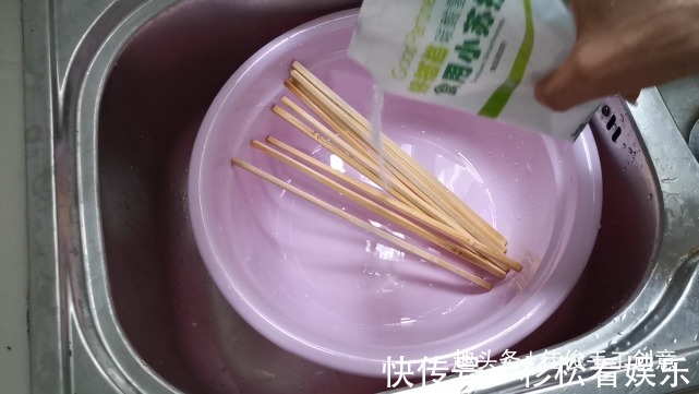 用半个月的筷子就会产生大量细菌,教你正确清洗筷子方法,学学吧