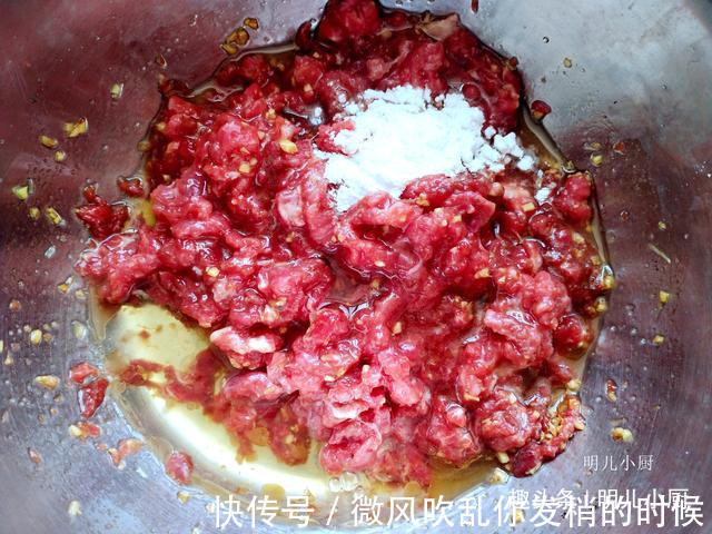 这菜5毛钱一斤,包饺子真好吃,个个肚大不走水,咬一口满嘴鲜汤