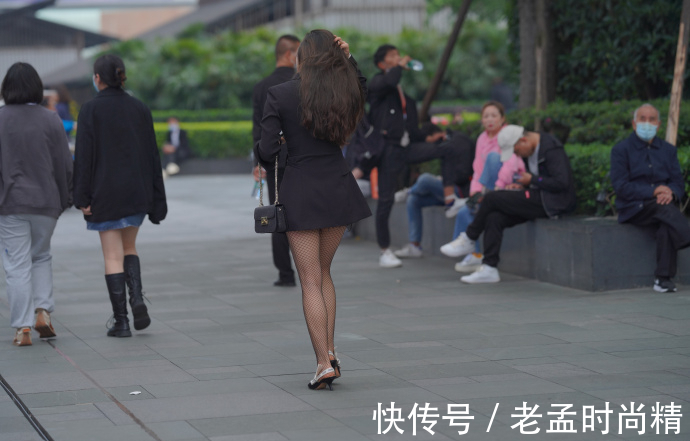 御姐 清新“御姐”的通勤穿搭,西装搭配“网袜”,轻松“胜人一筹