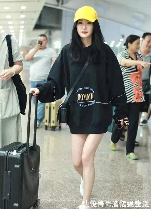 半个月|街拍:如何把热裤穿得更时髦,15套潮人街拍,半个月穿搭都不重样