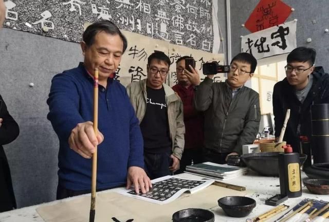 其中一位#曾翔:在当今书法界,只有这两种人写字最好,其他都是假象