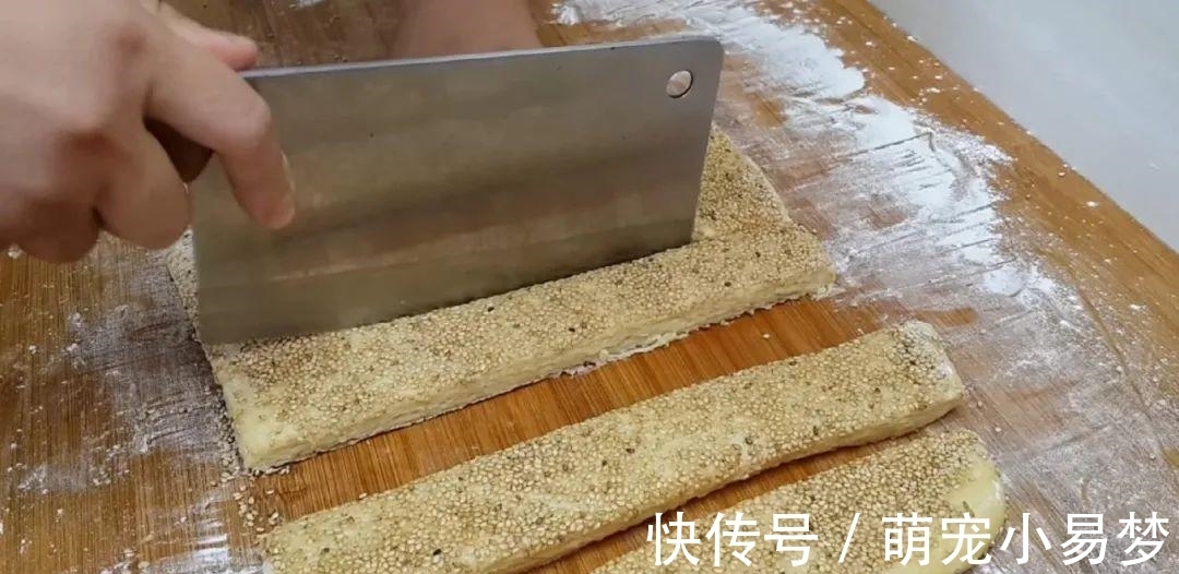 面粉这样做才好吃，撒2把芝麻，外皮焦脆又香甜，比面包烧饼好吃