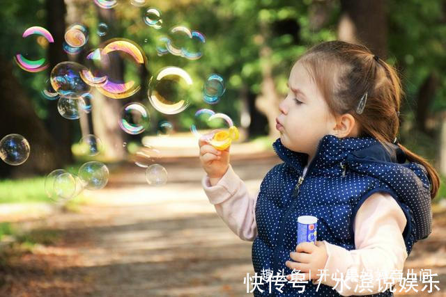 喂养|宝宝如何长出''聪明脑''0-5岁关键期,饮食喂养要做到''四吃''