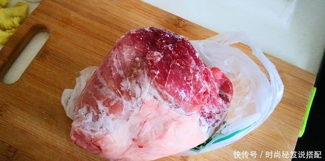 冰箱里拿出的冻肉，最忌直接加水泡，教你一招，吃着跟鲜肉一样