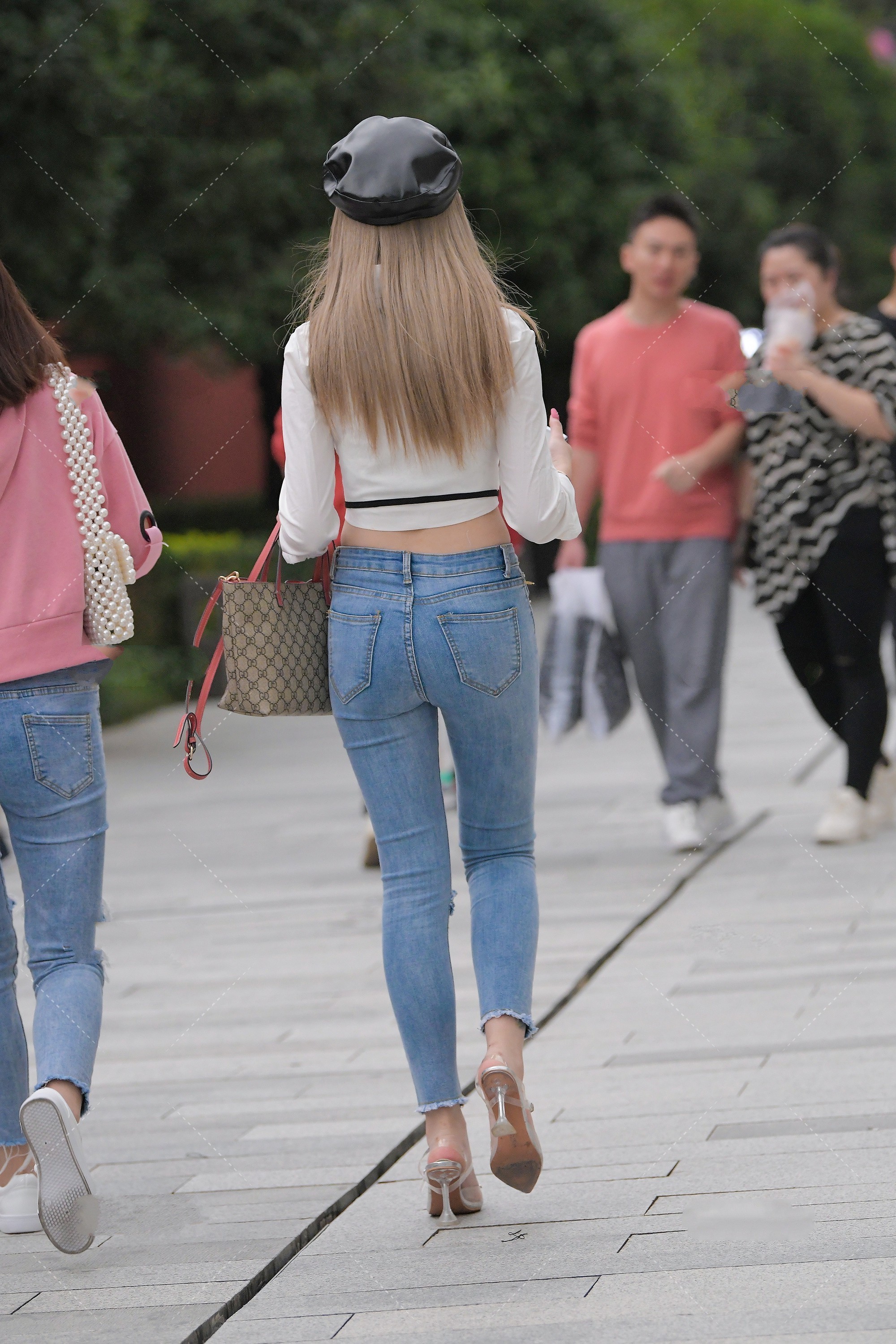 衬衫|白色衬衫叠穿黑白拼接马甲, 再配上一条经典裤子, 好看又时尚