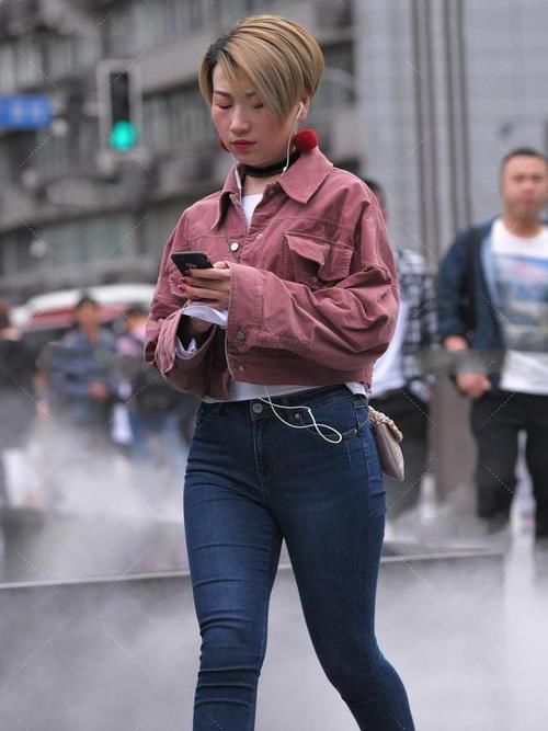 粉牛仔上衣，既可作外衣，又可作防晒衣