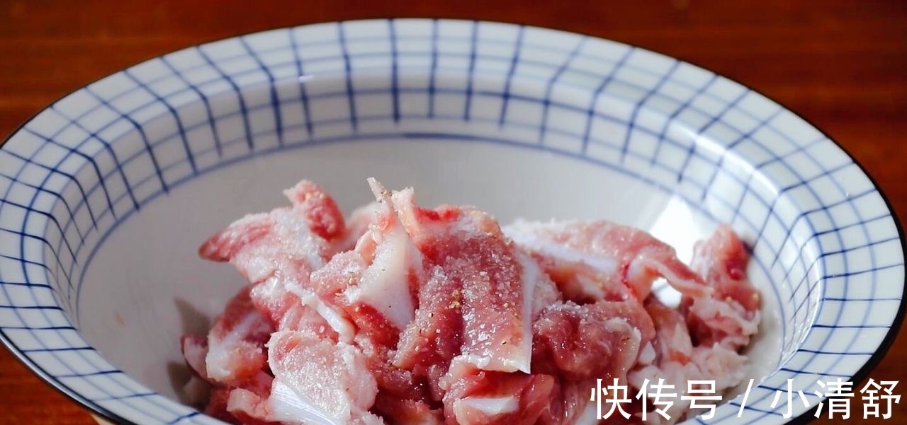 大蒜头|一盘大蒜,2块猪脆骨,先炸后炒,简单两步就能搞定,好吃不难做