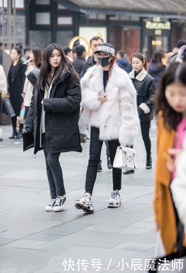 路人街拍,靓女穿银灰色的一字带穆勒鞋,满满的甜美风