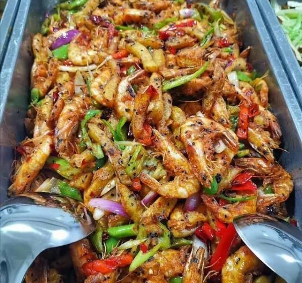 朋友请我做饭堂大锅饭，给300元我做了5个菜，回头却说我捞了不少