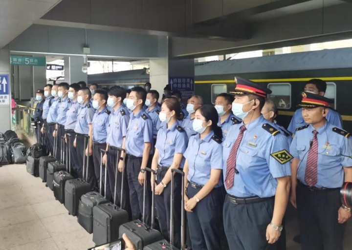 刘德鹏|暴雨中被困51小时，K15次列车平安回家