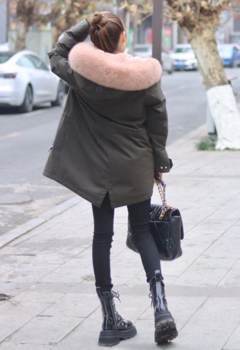 小姐姐|今年流行“羽绒服+小脚裤”,时髦显瘦又保暖,轻松美出新高度