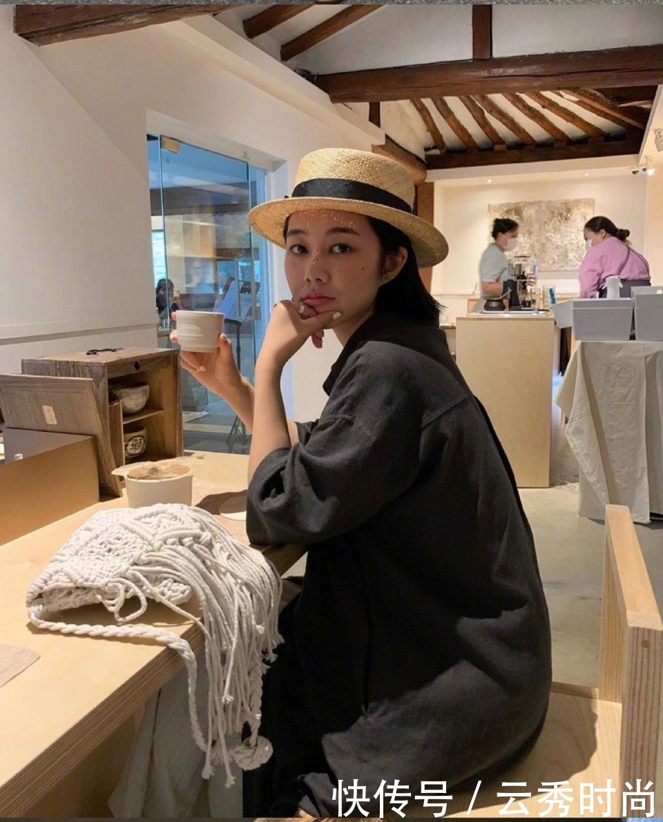 十足|美女黑白条纹的休闲裤搭配黑色短袖,青春活力感十足