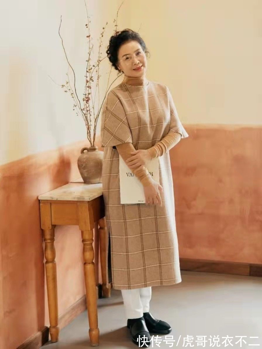 乐福鞋|冬季穿“呢大衣”更优雅，瞧这位60+素人奶奶，每套造型都显气质