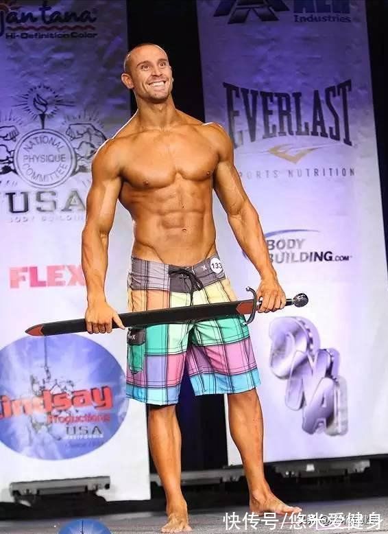 小力王|身高191公分的肌肉男，被誉为“健身界的小力王”，手臂力量强大