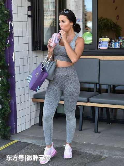 女星亚兹明·乌赫卢,身着紧身运动衣,大秀健美好身材
