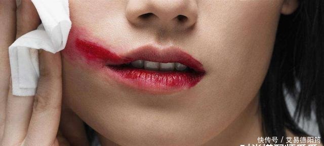 涂口红前需要先涂润唇膏吗？多数人都搞错了，难怪唇色悄悄变深了