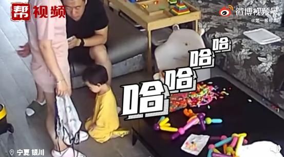 爸爸|两岁宝宝做错事被妈妈责怪，扑通下跪动作一气呵成，网友调侃：爸爸言传身教到位