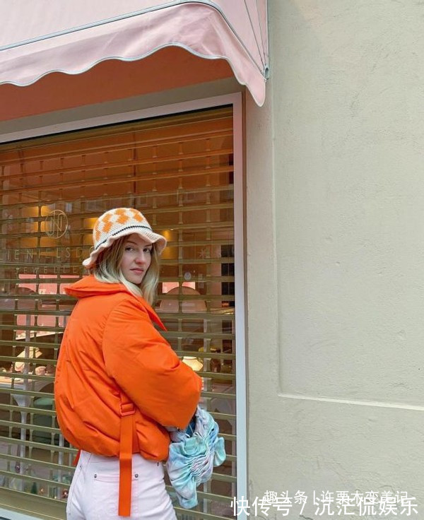 饱和度|过了四十岁的女人,衣柜里这5种颜色衣服别再穿了,显老还掉档次