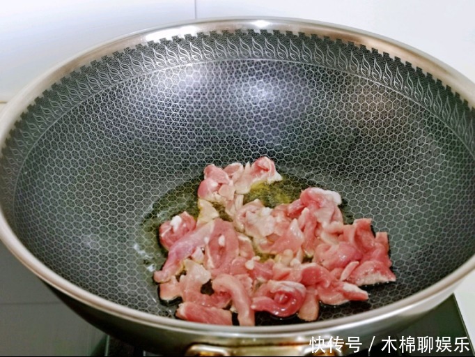  入适量|炖出来的酸菜只酸不香那是少了它，酸香可口，菜美汤鲜