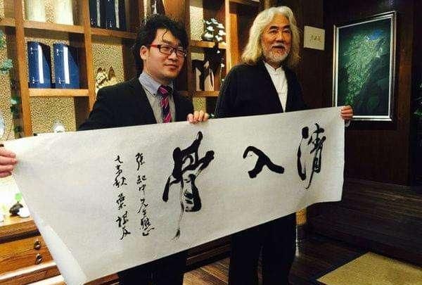 毛毛躁躁|张纪中陪夫人练书法:4个大字毛毛躁躁,洒脱但缺少书法气度