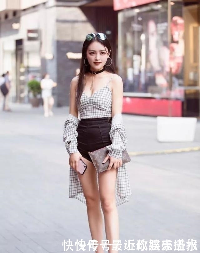 短发|街拍:小姐姐一头短发,扎着一个小小的马尾,看上去青春又俏皮