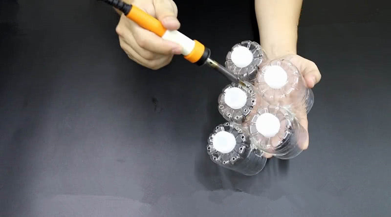 热熔胶枪|5个塑料瓶粘贴在一起,放在厨房里,谁进了厨房都夸好