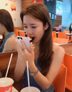 |搞笑GIF：你永远不知道妹子的脸有多大