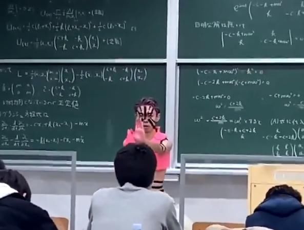 COS|日本学生太中二了，在课堂上COS鬼灭之刃，还给同学讲物理题