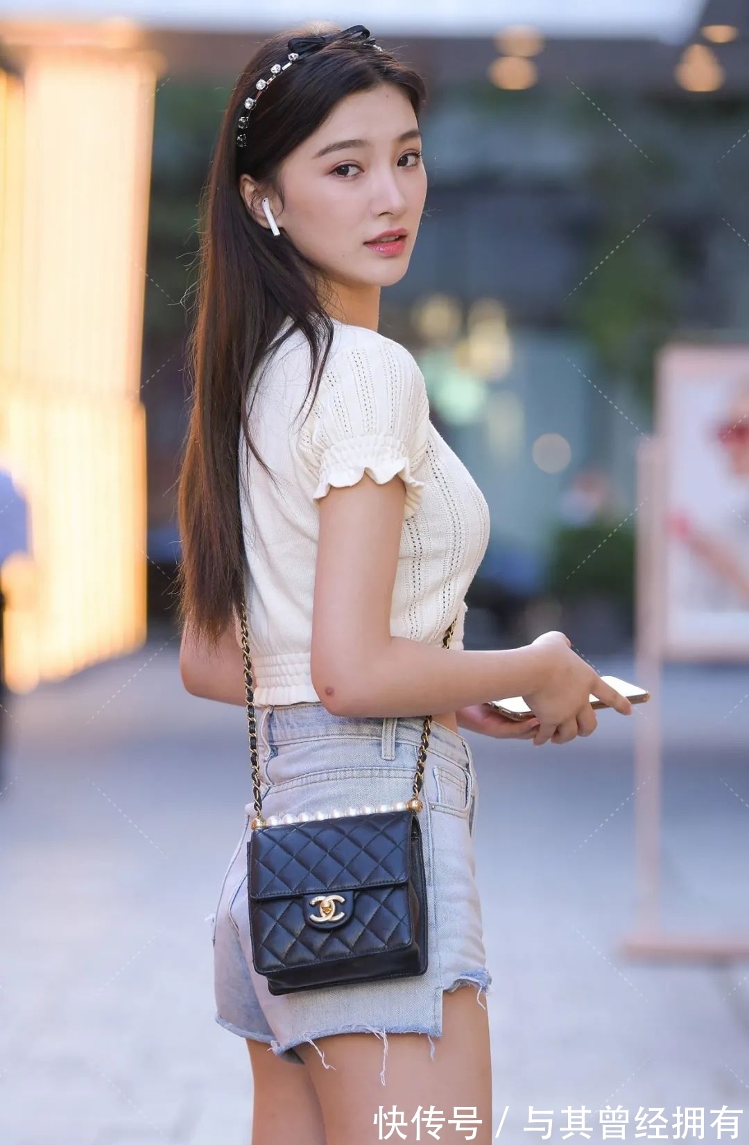 针织衫 牛仔短裤配短袖针织衫,简洁美丽又时尚显身材