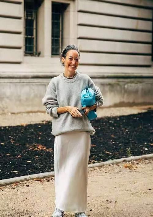 ?女人过了50岁，多穿这3种“冻龄裙”，时髦气质，女儿都夸年轻