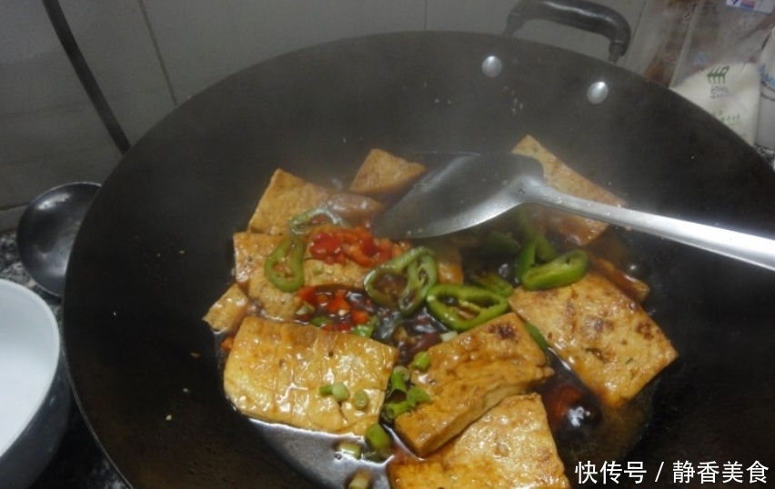 煎豆腐时,第一步直接放油大错特错!牢记这一点,豆腐香酥不油腻