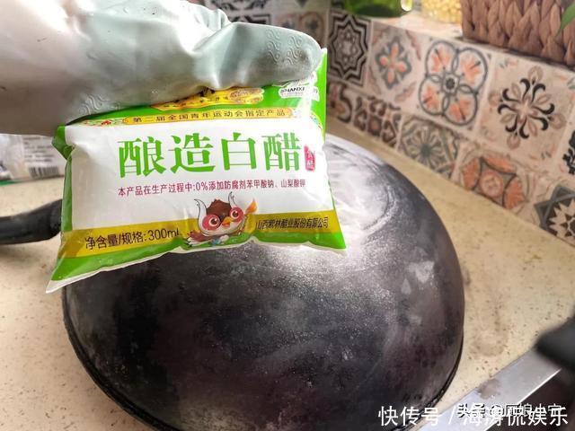 婆婆家锅底油垢太厚,巧媳妇只用1个小妙招,旧锅马上变新锅