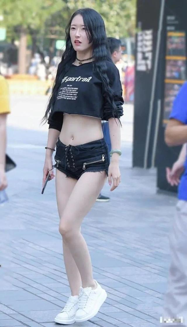 当美女明白牛仔短裤怎么穿的时候,就是上大街放大招的时候!