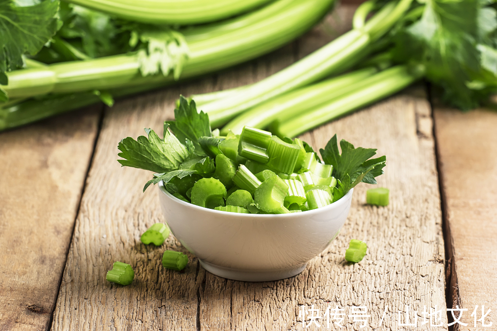 中国人|芹菜和此物一起吃,头发黑了,夜里越睡越香,不想一脸皱纹可试试