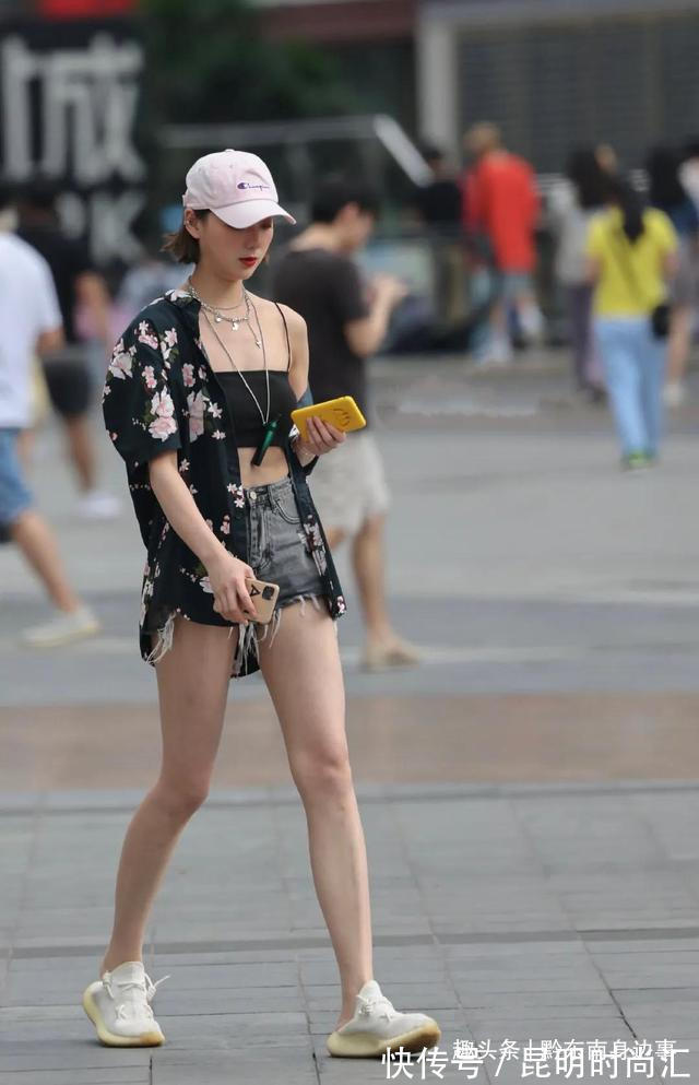 小姐姐 牛仔短裤如何搭配才时髦又洋气?这8套穿搭示范可以看看