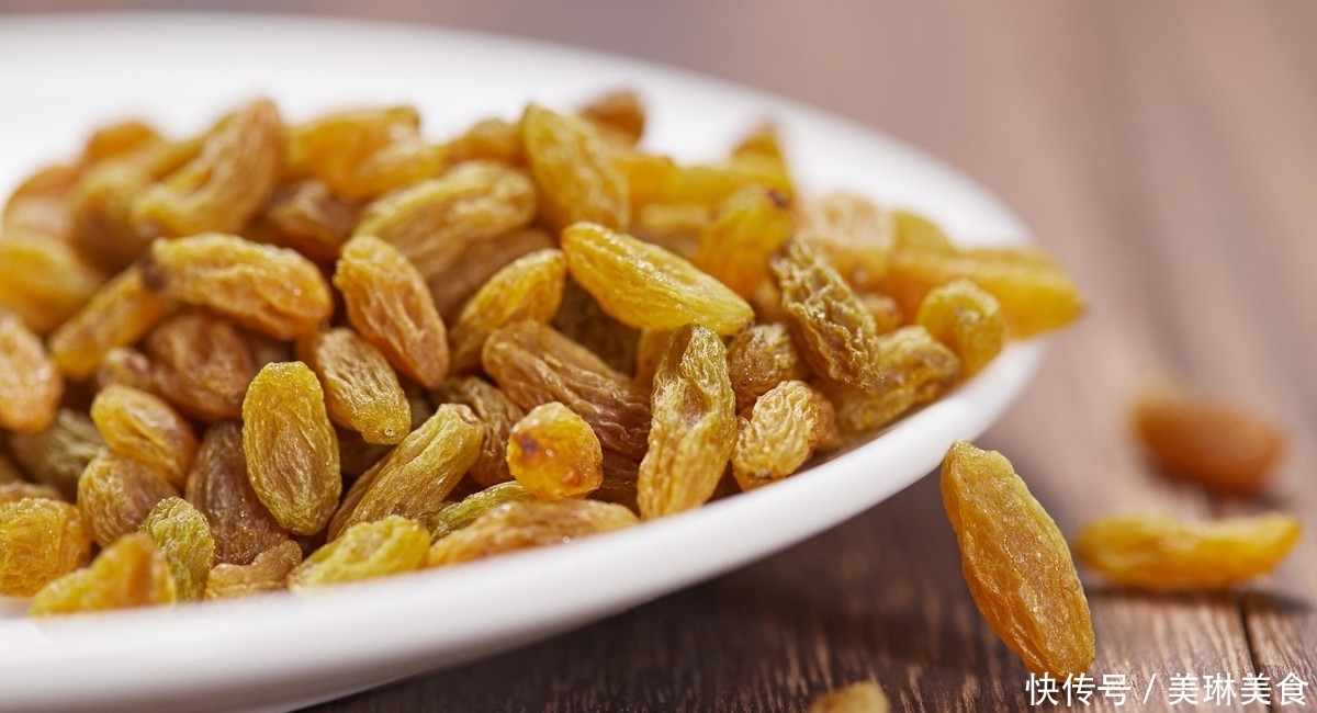 吃葡萄干时,需要水洗吗?多数人都做错,不懂相当于白吃!