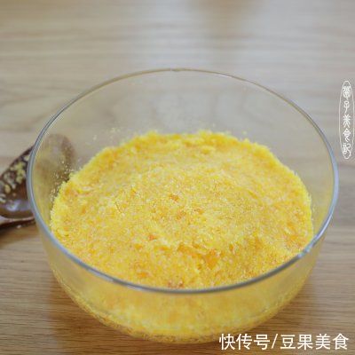 咸蛋黄碎|#我的养生日常-远离秋燥# ?南瓜椰蓉咸蛋黄月饼?