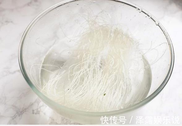 娃娃菜的高级吃法,蒜蓉粉丝不能少,几块钱做出硬菜既视感