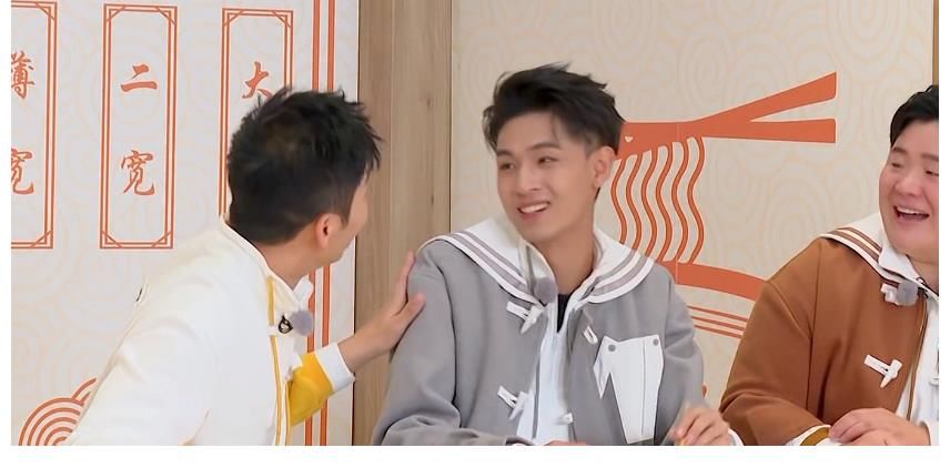 林一夾面，baby貼心抱住腿，陸地夫婦后，跑男終于明白怎么炒cp了