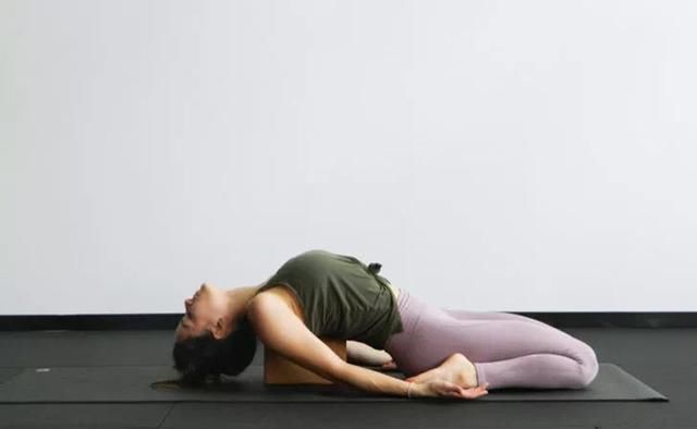 下犬式|瑜伽砖的12种巧妙用法！让动作变简单或让动作变难，任你选！