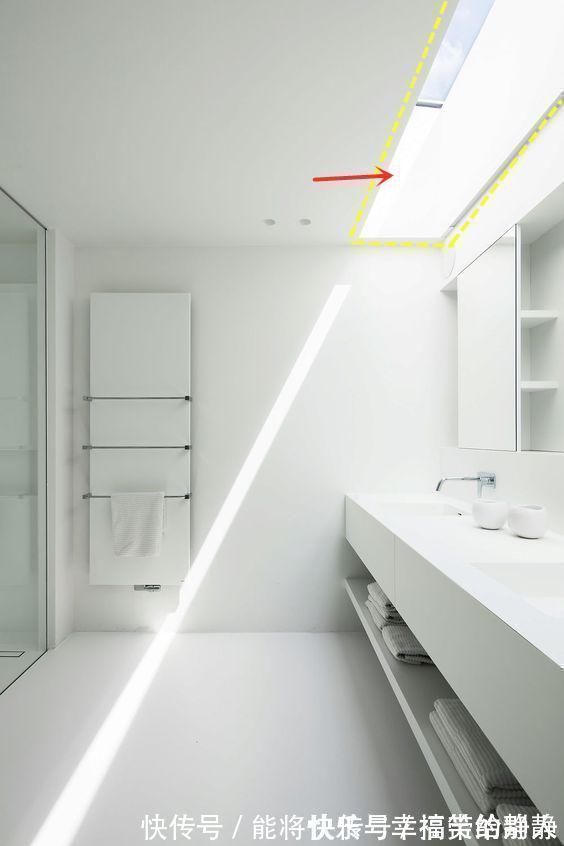 马桶|谁也别拦我留一拃宽玻璃在卫生间,15公分一排到底,采光亮堂堂