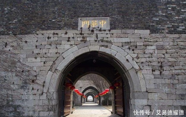 大清|清朝灭亡后，民国准备把故宫的大清门改成中华门，门上的字奇怪