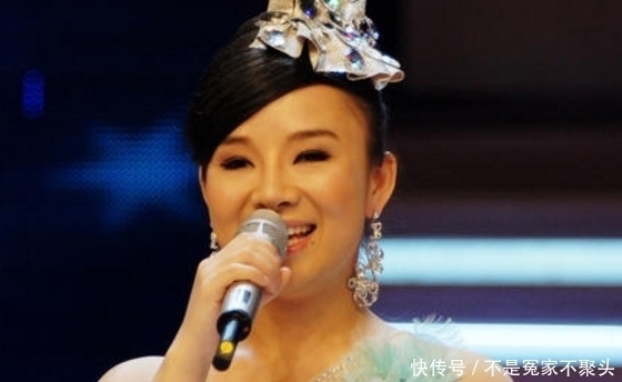 她是星光大道年度总冠军,双目失明靠唱歌走红,现已结婚幸福美满