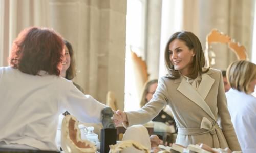 莱蒂齐亚人真美，穿浴袍大衣秀身材，有这魅力难怪能当西班牙王后