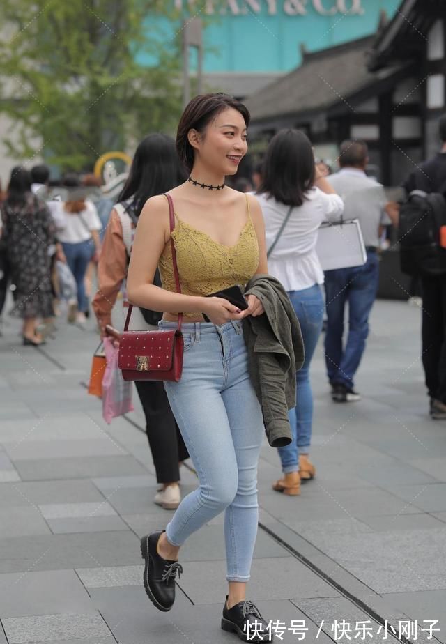 天蓝色 纯蕾丝时尚上衣,搭配蓝色牛仔裤,酷飒时髦的前卫清爽穿搭