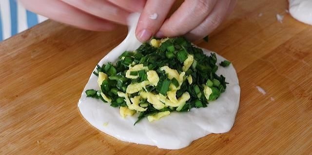 爱吃韭菜盒子,这个方法就够了,不和面不擀皮,薄皮大馅太香了