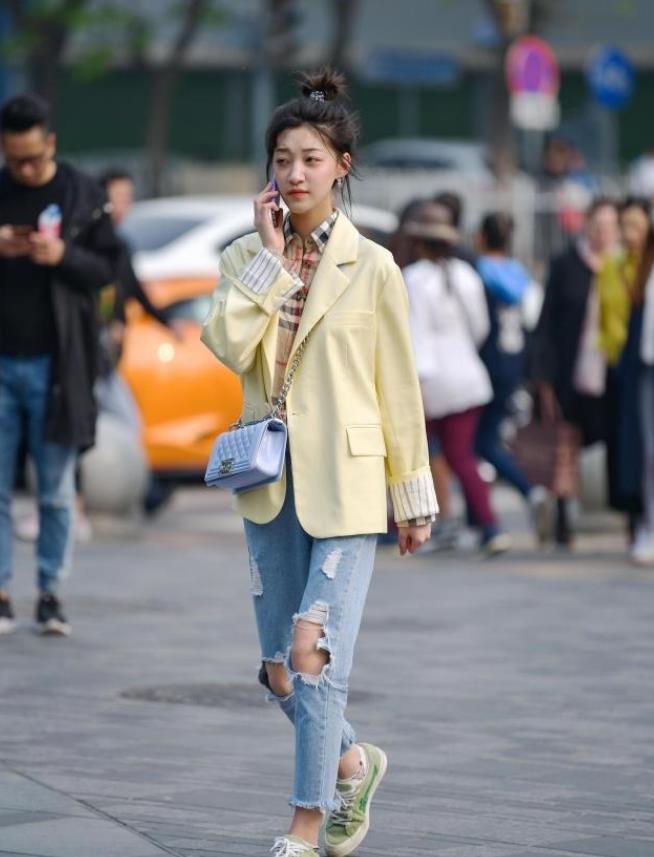 街拍:美女灰色的小衫时尚大方,肩头微露给人一种朦胧美感